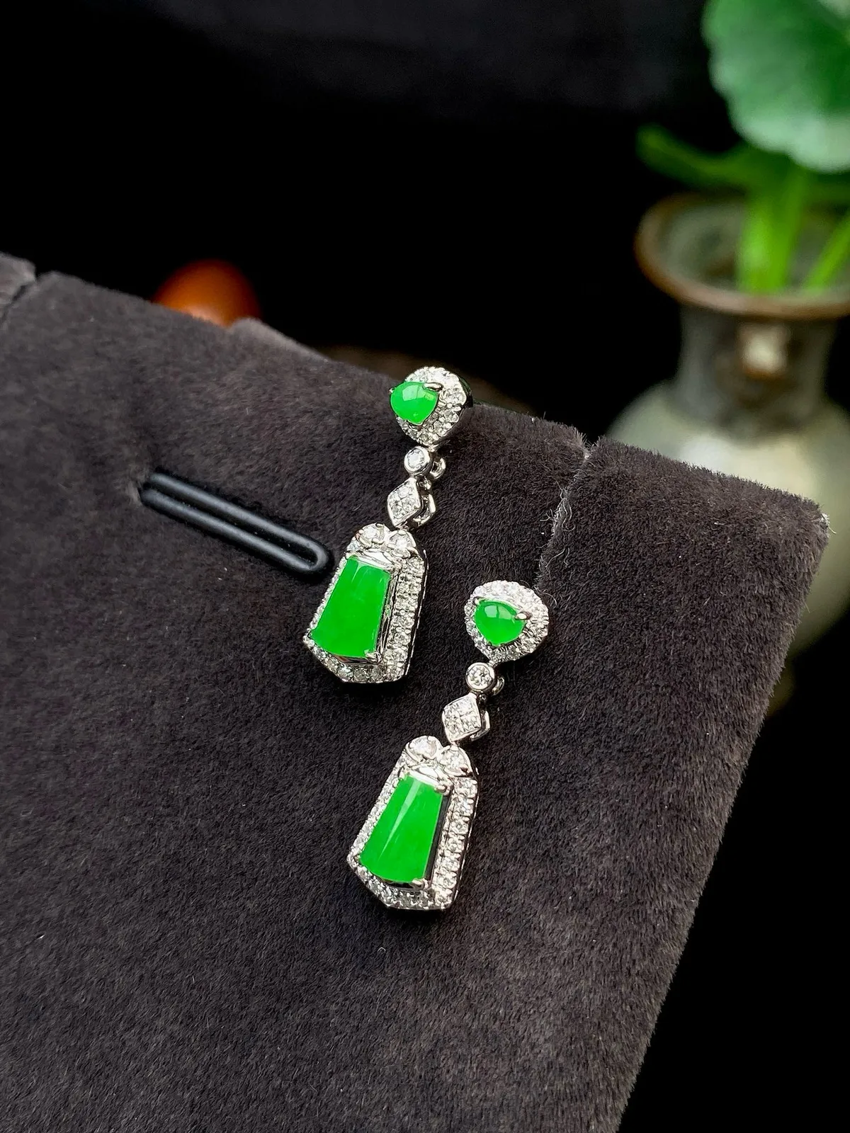 【冰种满绿无事牌耳坠】种水上乘，通透闪亮，晶莹剔透。18K金钻镶嵌，裸石尺寸5.3*3.6*2.6毫