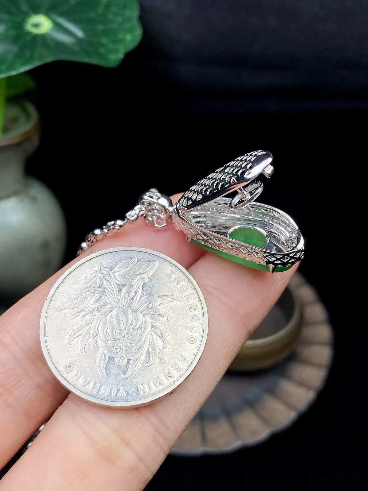 【冰种绿福瓜吊坠】种水上乘，晶莹剔透，纯净通透，18k金钻精美镶嵌，裸石尺寸19.7*7.6*4.3毫米