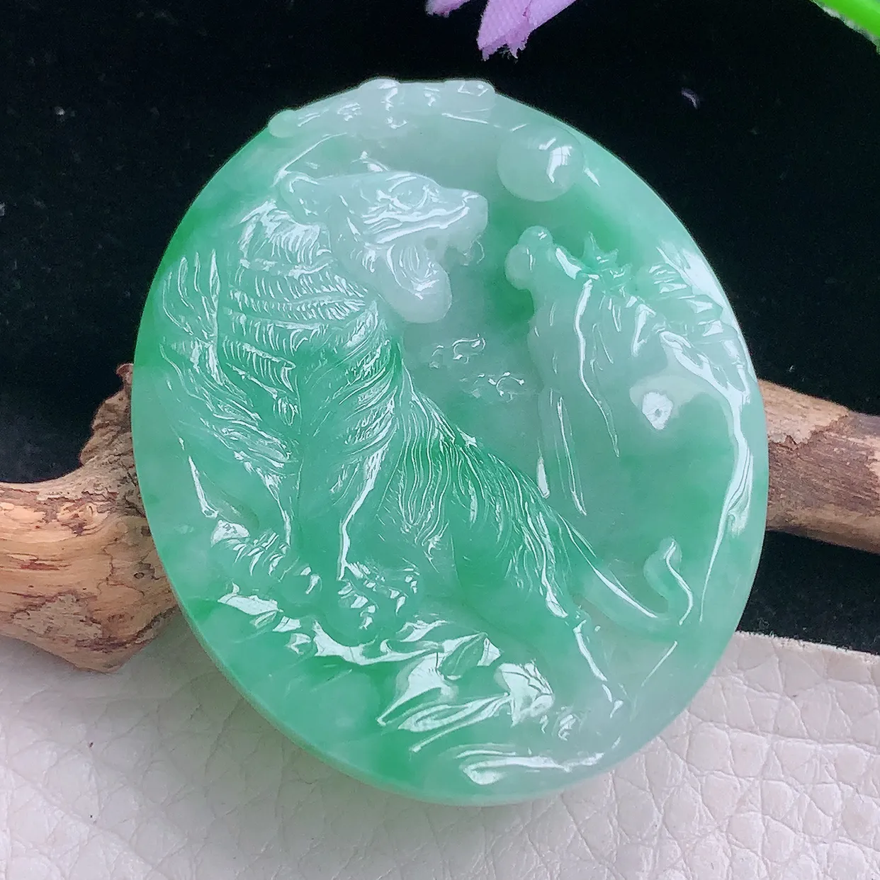 Ktj实拍47.8*40*5.6天然翡翠a货生肖老虎吊坠浅绿精雕上山虎玉坠 虎虎生威