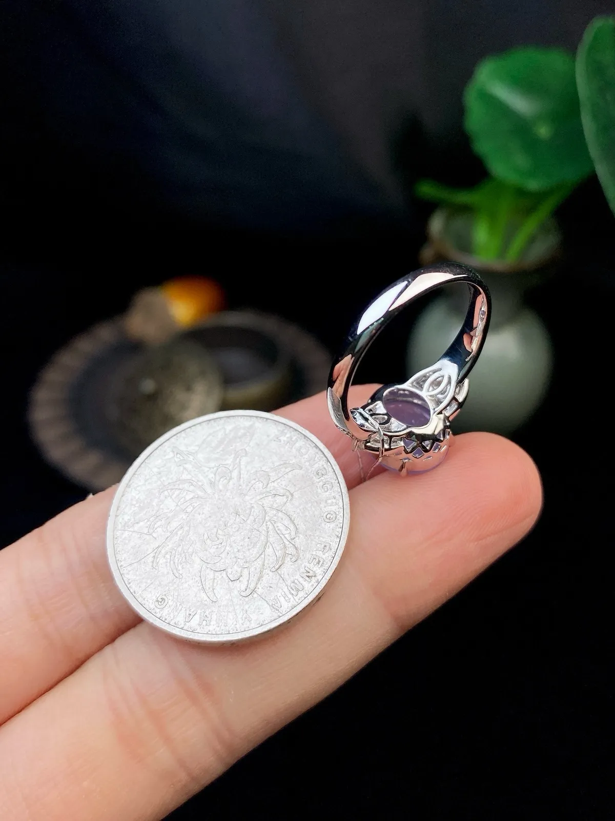 【冰种紫蛋面戒指】质地细腻，饱满度很好，晶莹剔透，18k金钻镶嵌，裸石尺寸10.1*9.2*3.8毫米