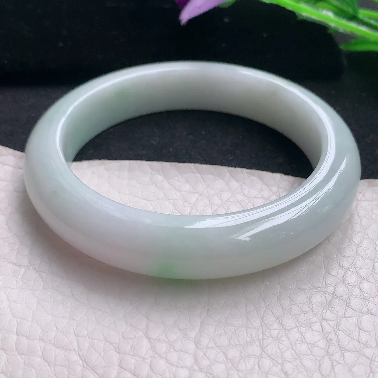 xx自然光57.5*13*9平安镯 翡翠A货水润飘绿宽边玉手镯玉手环