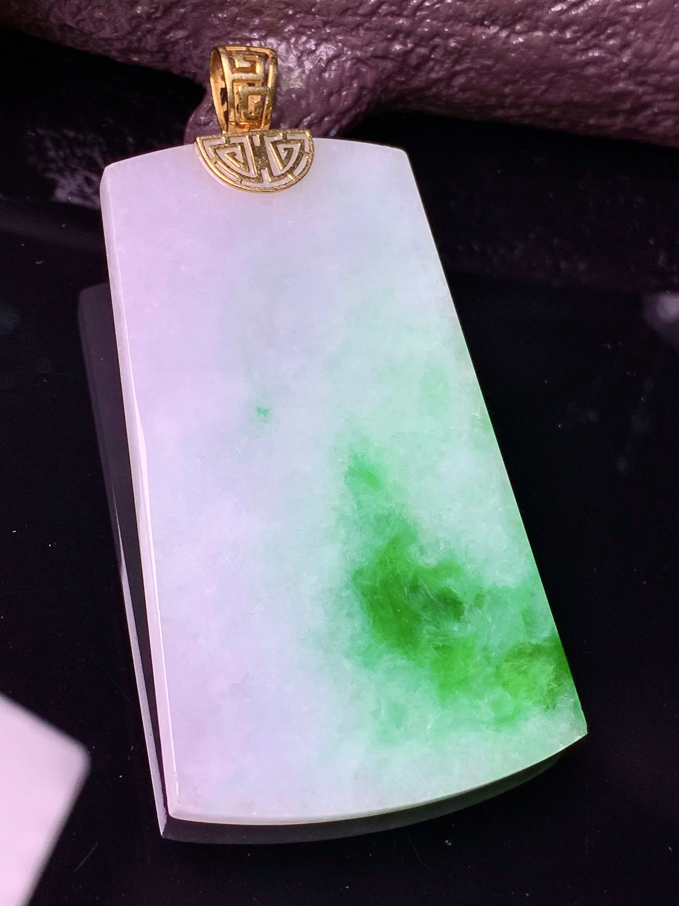 18k金镶嵌飘绿无事牌吊坠 玉质细腻 色泽清新艳丽 整体尺寸60.3*30.6*3.5