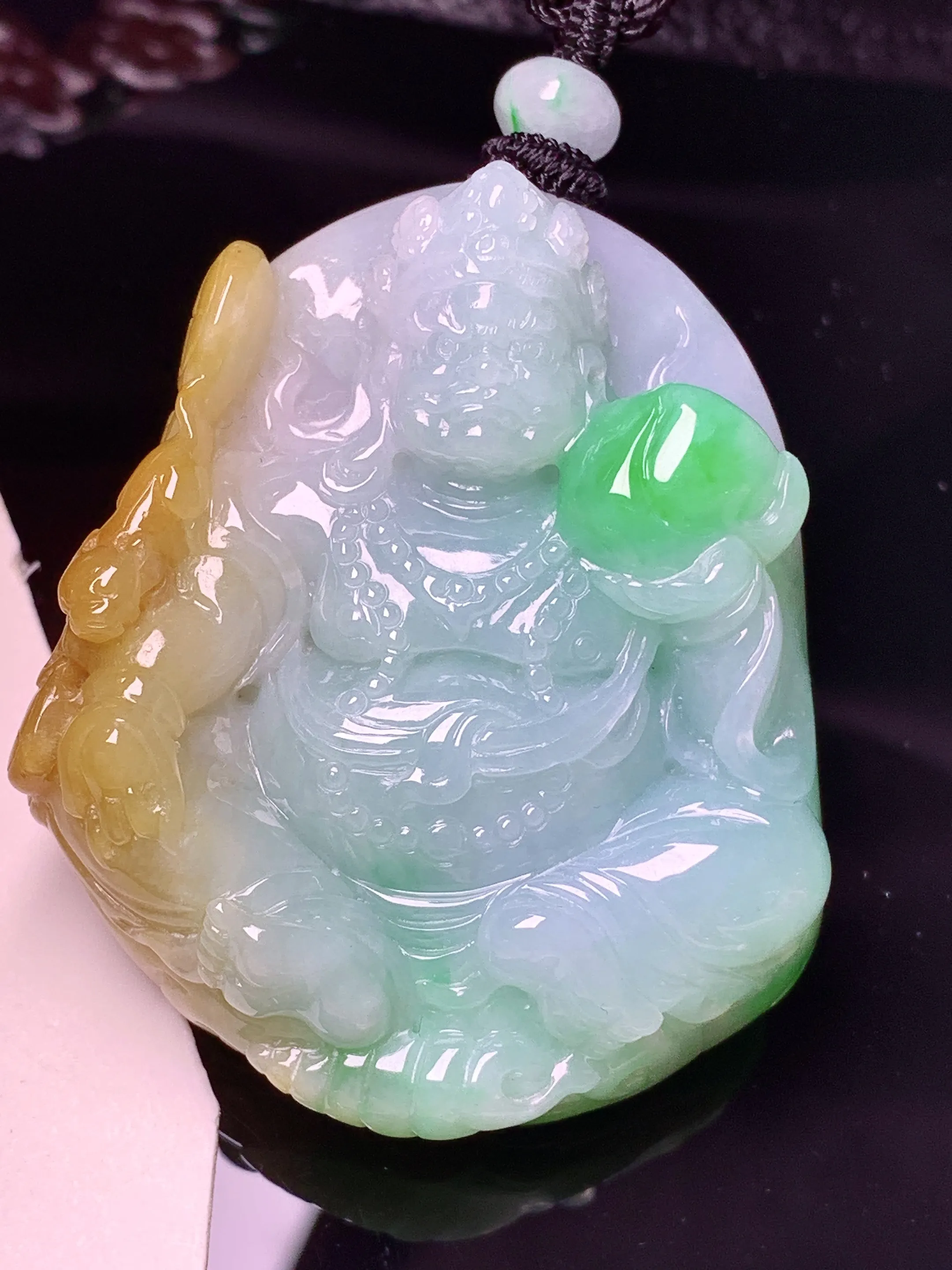 飘黄绿黄财神吊坠 玉质细腻 色泽清新艳丽 整体尺寸48*41.8*13