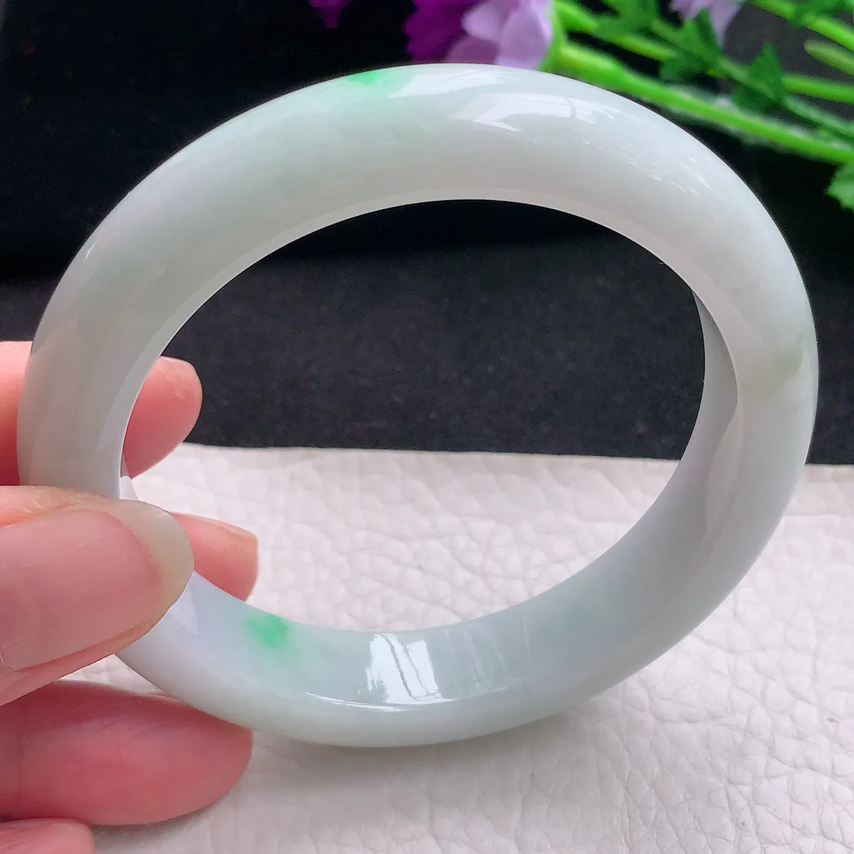 xx自然光57.5*13*9平安镯 翡翠A货水润飘绿宽边玉手镯玉手环