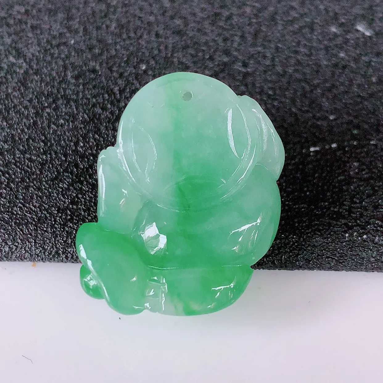 自然光实拍，冰润飘绿翡翠招财金蟾吊坠，种老水足，雕工精湛 ，寓意美好，佩戴时尚出众！#24.20