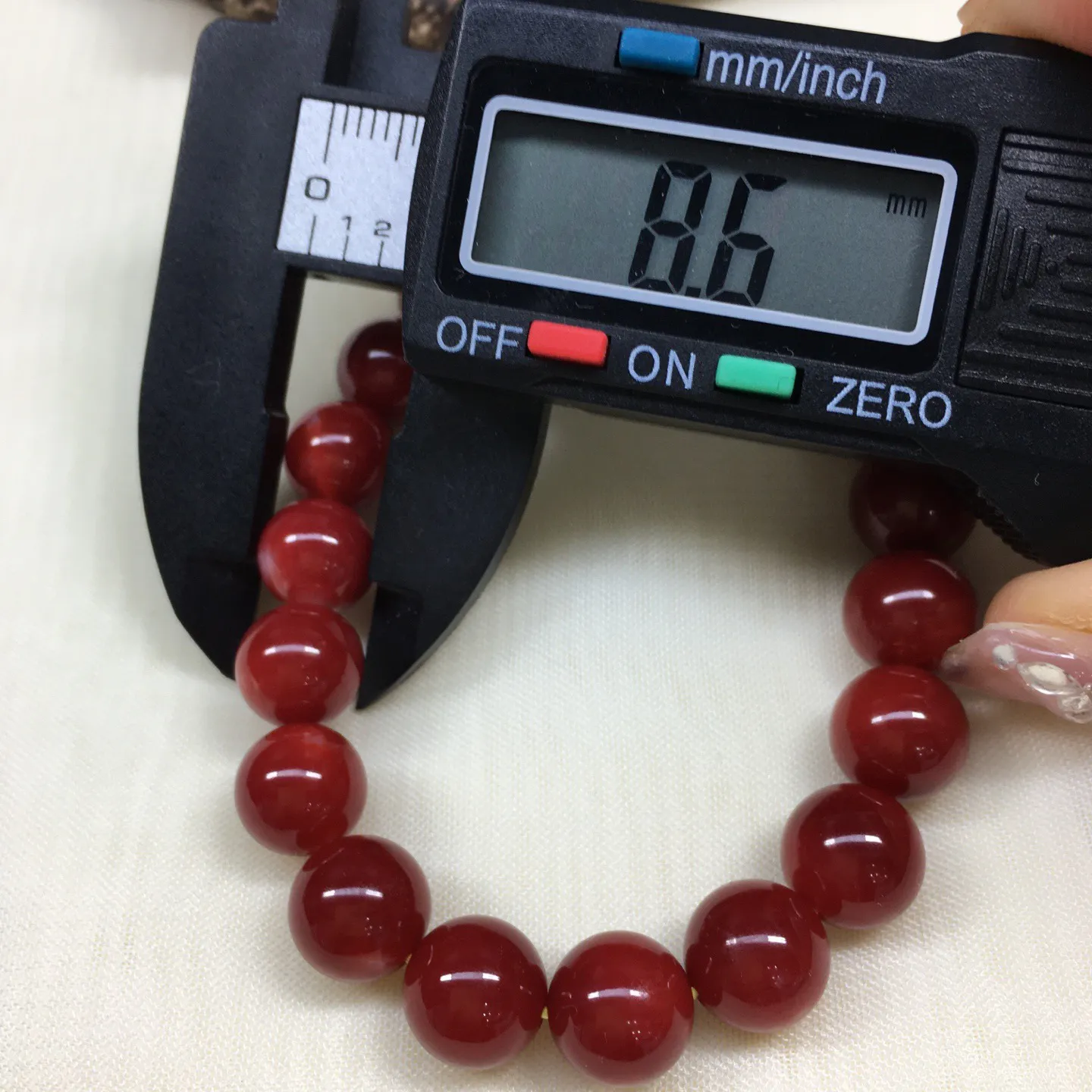 【天然日本阿卡牛血红珊瑚9.2mm大圆珠单圈手串】️遇不可求！日本产地，阿卡材料，牛血红颜色，光泽柔润透亮，直径约9.2-8.6mm，重量18.37克，珊瑚本为佛教珍宝，来自深海千年生长，有生长纹，属于有机宝石，气场强大，稀少珍贵！每粒均为天然无添加无修补！少虫眼少白芯！收藏精品！传承宝贝！