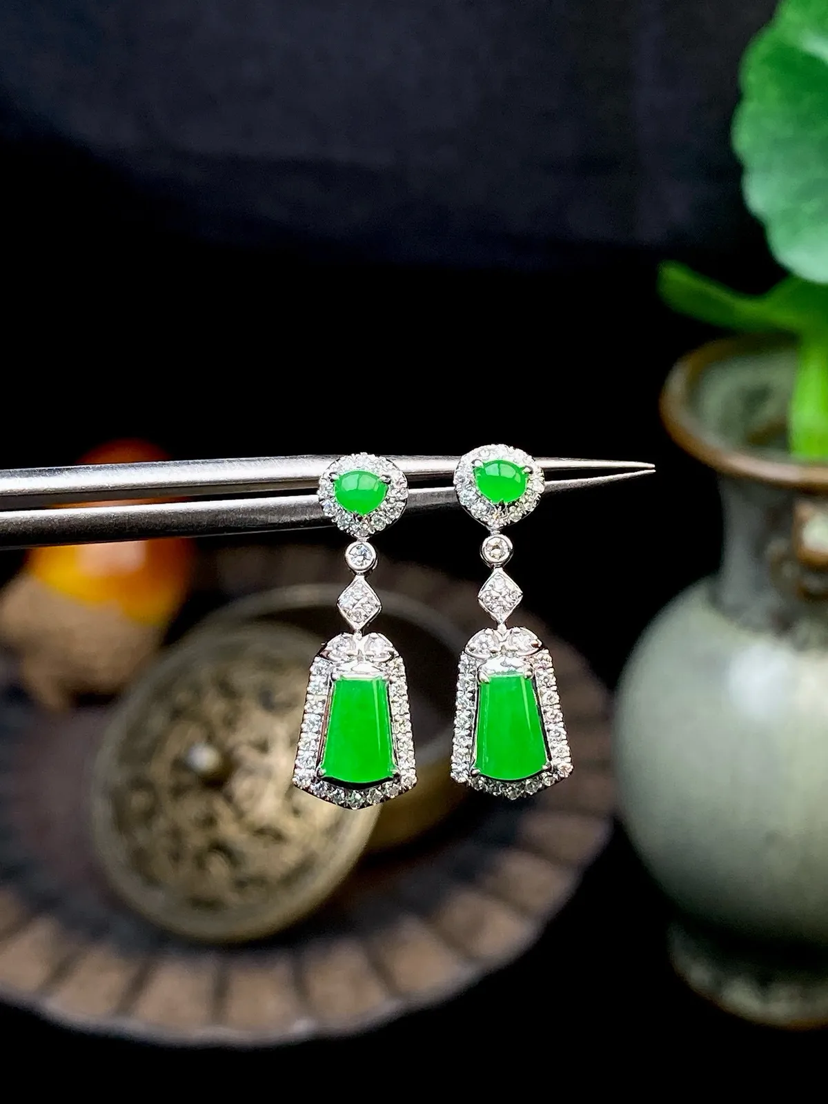 【冰种满绿无事牌耳坠】种水上乘，通透闪亮，晶莹剔透。18K金钻镶嵌，裸石尺寸5.3*3.6*2.6毫米