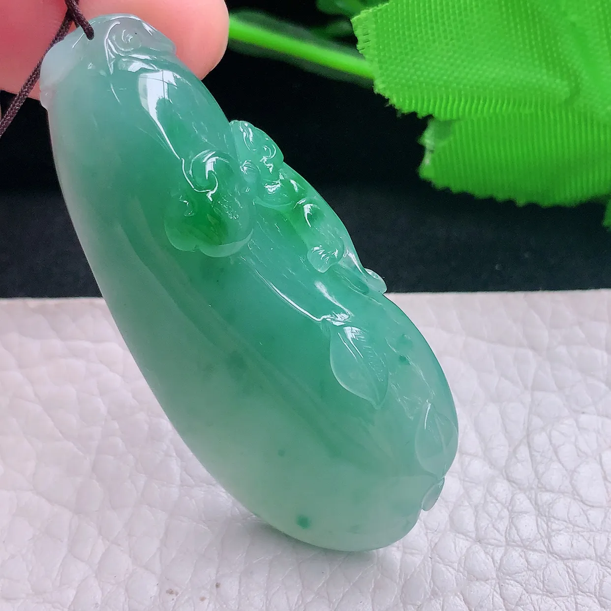 Lz实拍54.6*25*9天然翡翠a货蓝绿大福瓜吊坠冰透精雕吉祥如意玉坠