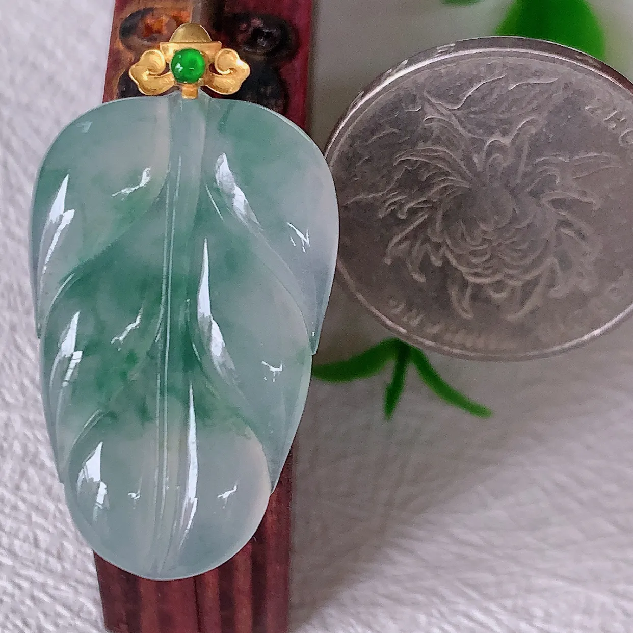 18K金镶嵌冰种飘花翡翠叶子吊坠 ，种水足，色泽清新，工艺精湛，叶子寓意美好；金枝玉叶，事业有成。#12.20整体33.5裸石29*18.8*4.5
