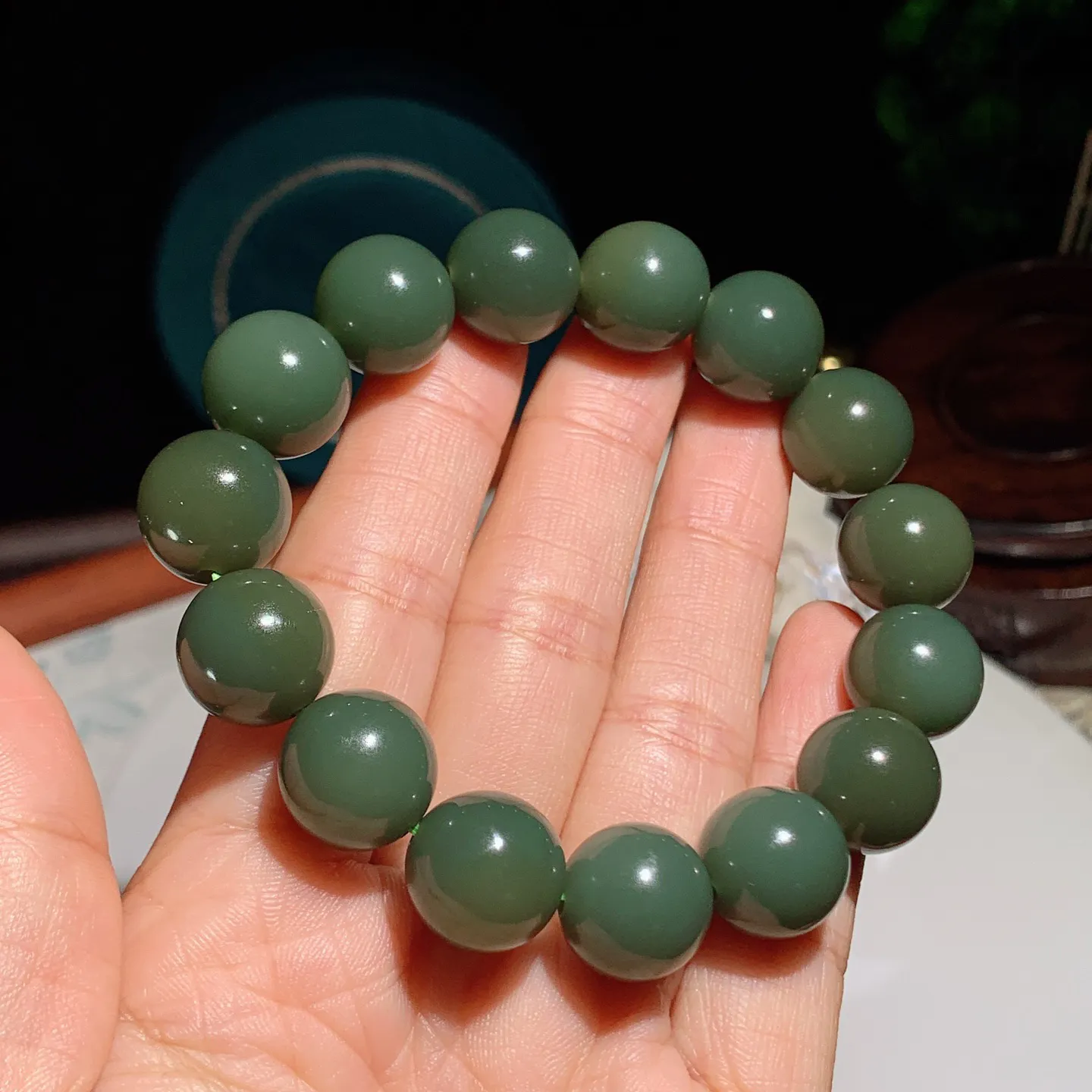 新疆和田玉塔青圆珠手串。单颗尺寸14重64.5克。玉质细腻油润。手推出油。佩戴高端典雅。lt251220