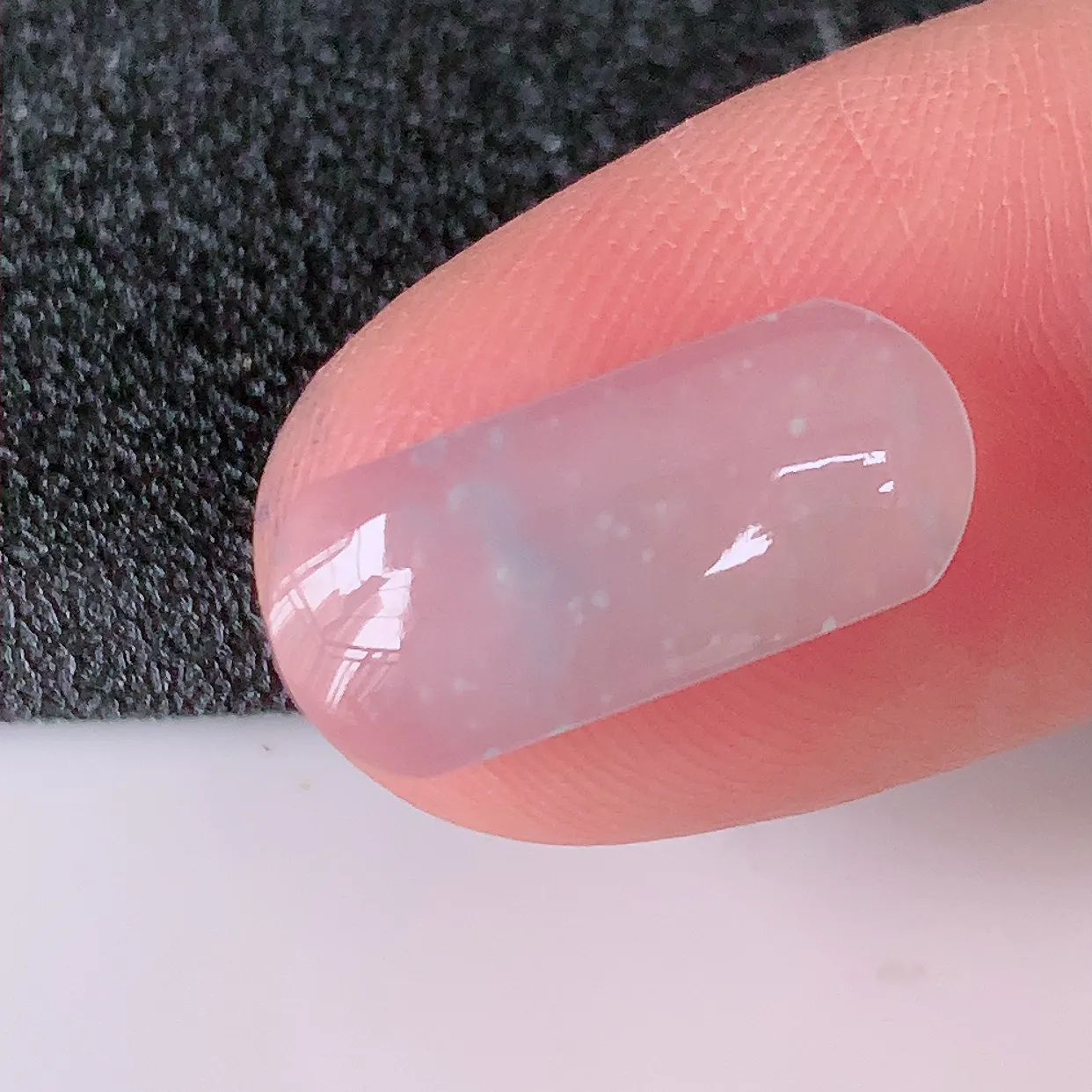 自然光实拍，冰种雪花棉翡翠马鞍戒面，蛋面，翠色灵动，玉质细腻，颜色漂亮，品相佳，佩戴佳品！#00.20尺寸17*7.2*3mm