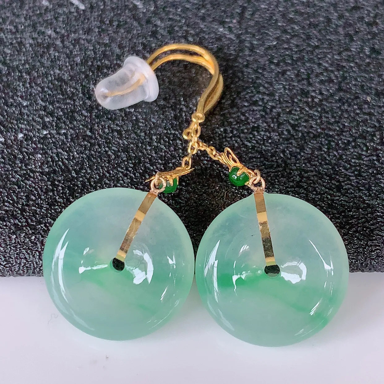 18k金镶嵌冰种飘绿翡翠平安扣耳坠，沁人心脾，耳坠佩戴效果大气出众，尽显气质。种水好，胶感足，颜相当