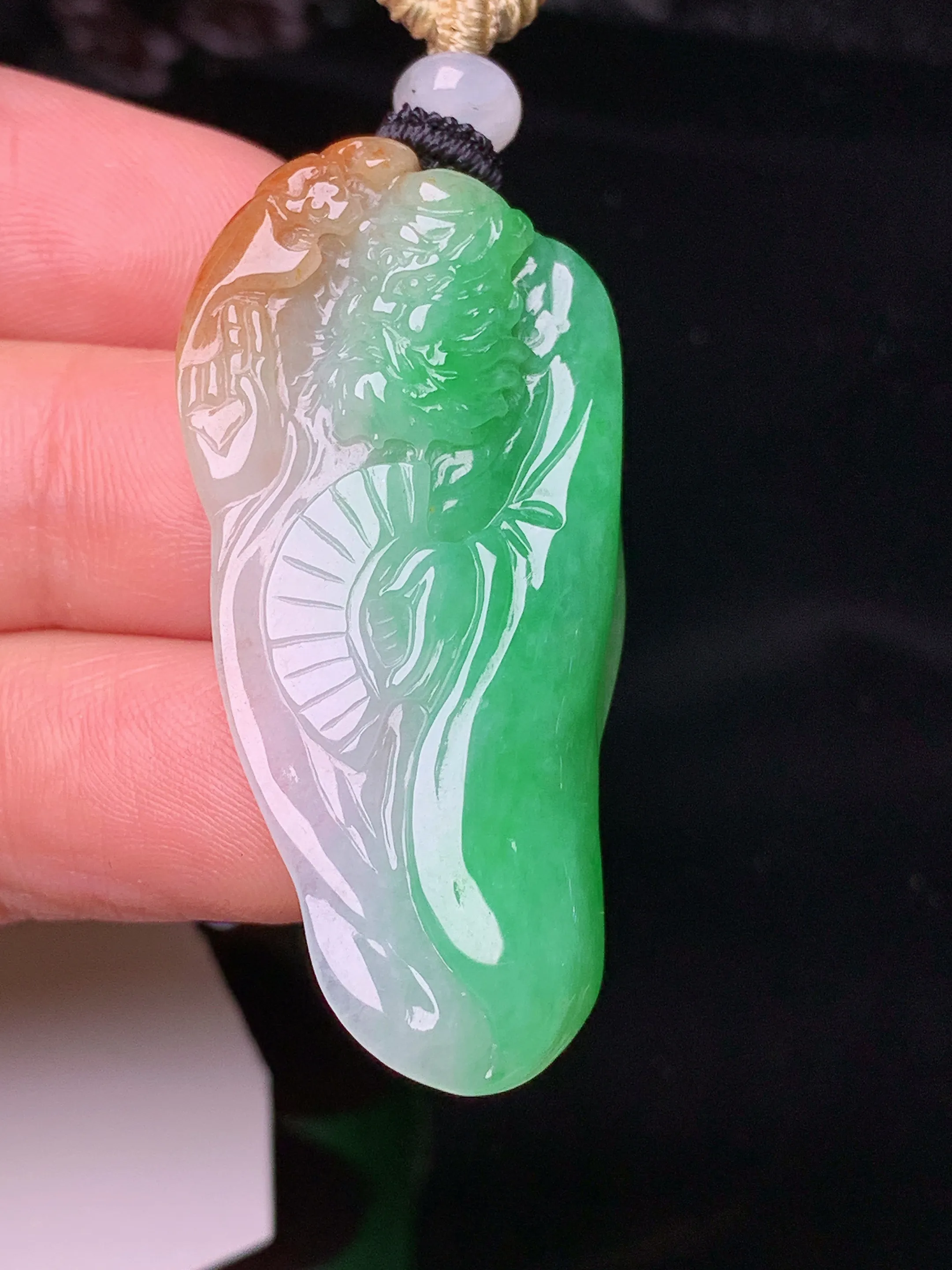 飘绿达摩吊坠 玉质细腻 色泽清新艳丽 整体尺寸42.7*20.8*6.8