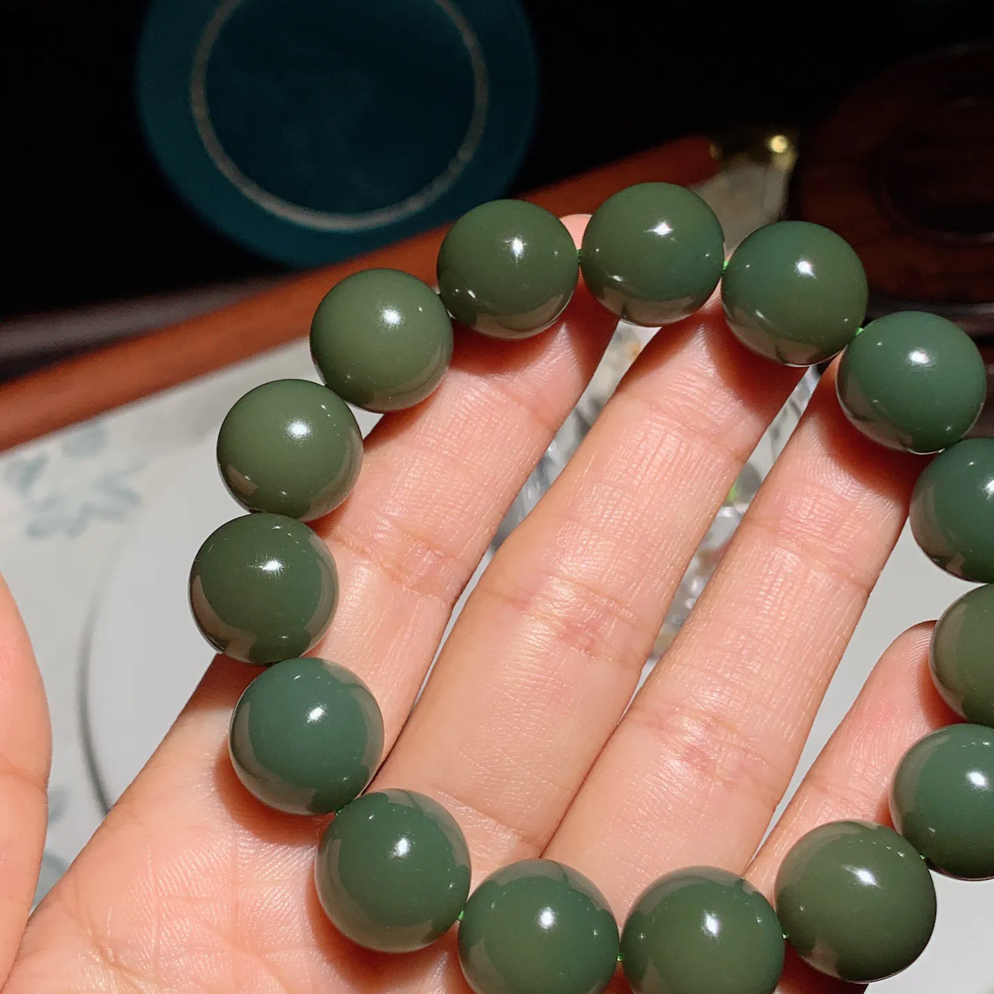 新疆和田玉塔青圆珠手串。单颗尺寸14重64.5克。玉质细腻油润。手推出油。佩戴高端典雅。lt2512