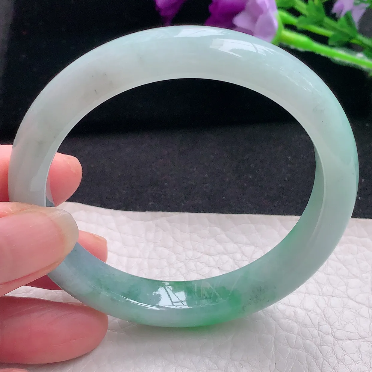 xx自然光56.5*11*8平安镯 翡翠A货飘绿宽边玉手镯玉手环