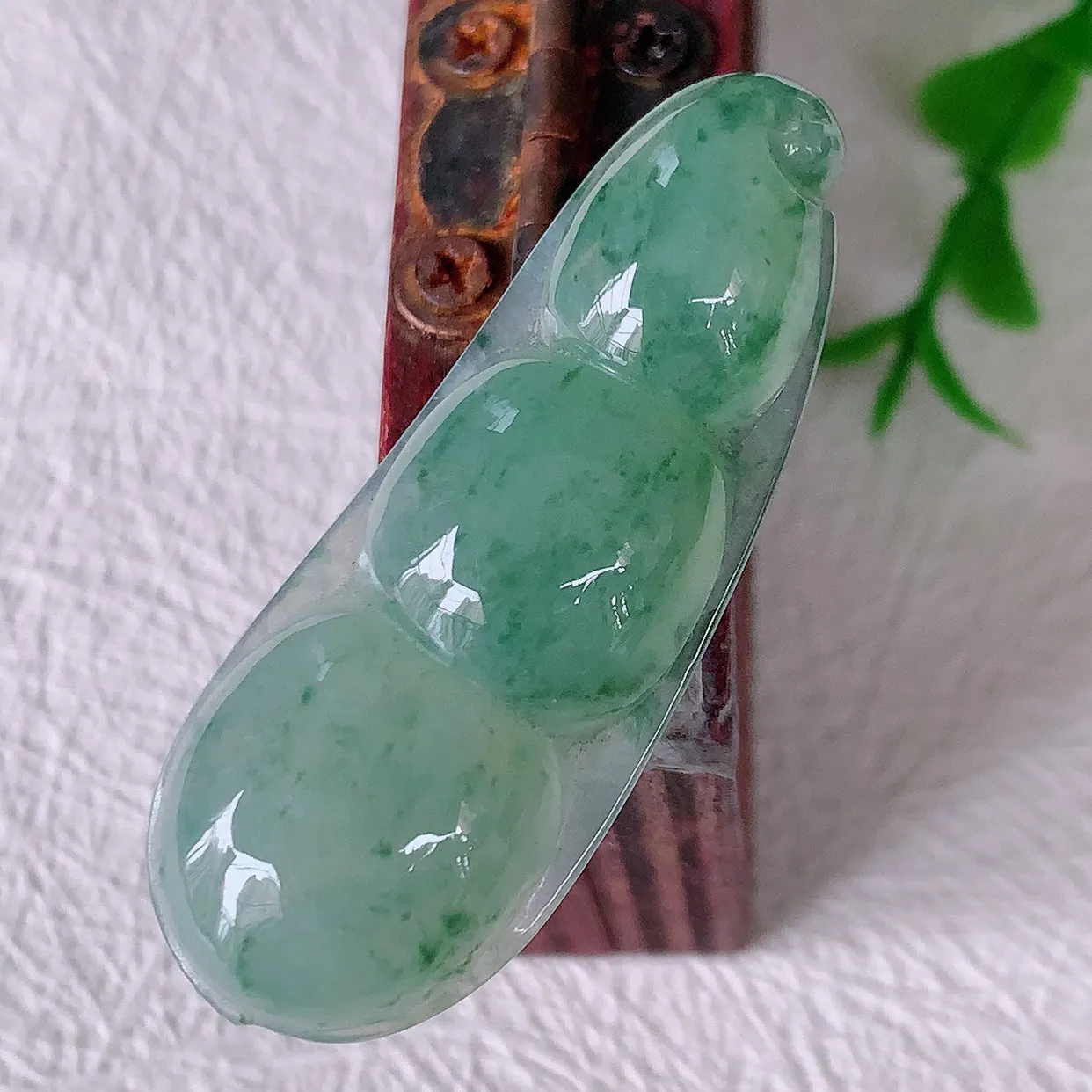 自然光实拍，冰种飘花翡翠福豆吊坠，寓意“四季平安，福气满满”胶感十足，饱满，佩戴效果优雅迷人！#24.20