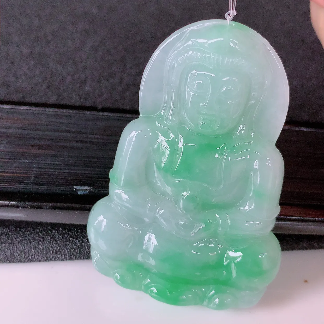 自然光实拍，冰润飘绿翡翠观音菩萨吊坠，赐福翡翠观音，翠绿迷人，观音面相端庄，佩戴时尚出众！#49.20