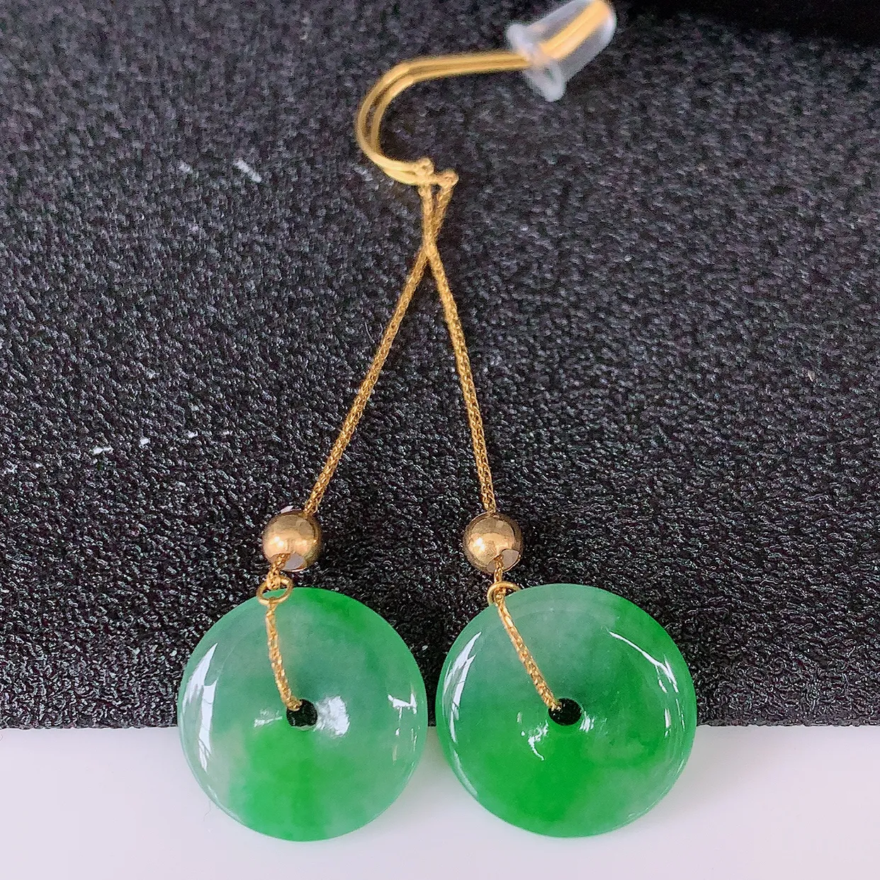 18k金镶嵌冰种飘绿翡翠平安扣耳坠，沁人心脾，耳坠佩戴效果大气出众，尽显气质。种水好，胶感足，颜相当