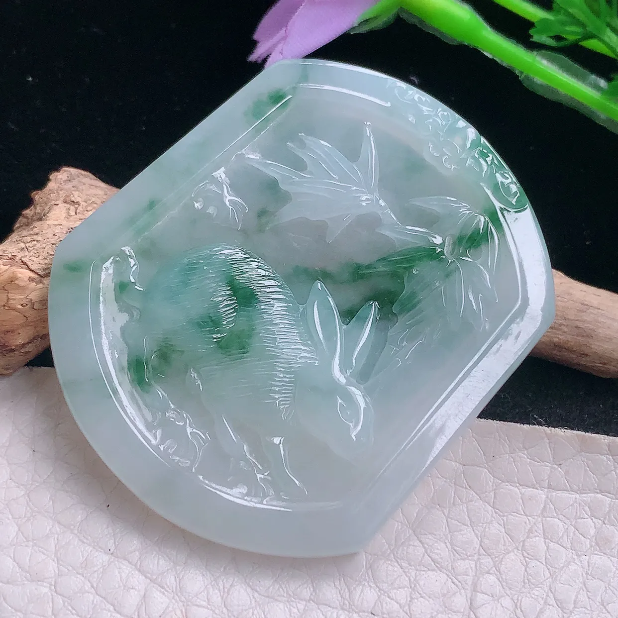 kh实拍51.8*43.8*5天然翡翠a货冰飘花生肖兔子吊坠 聪明伶俐玉佩