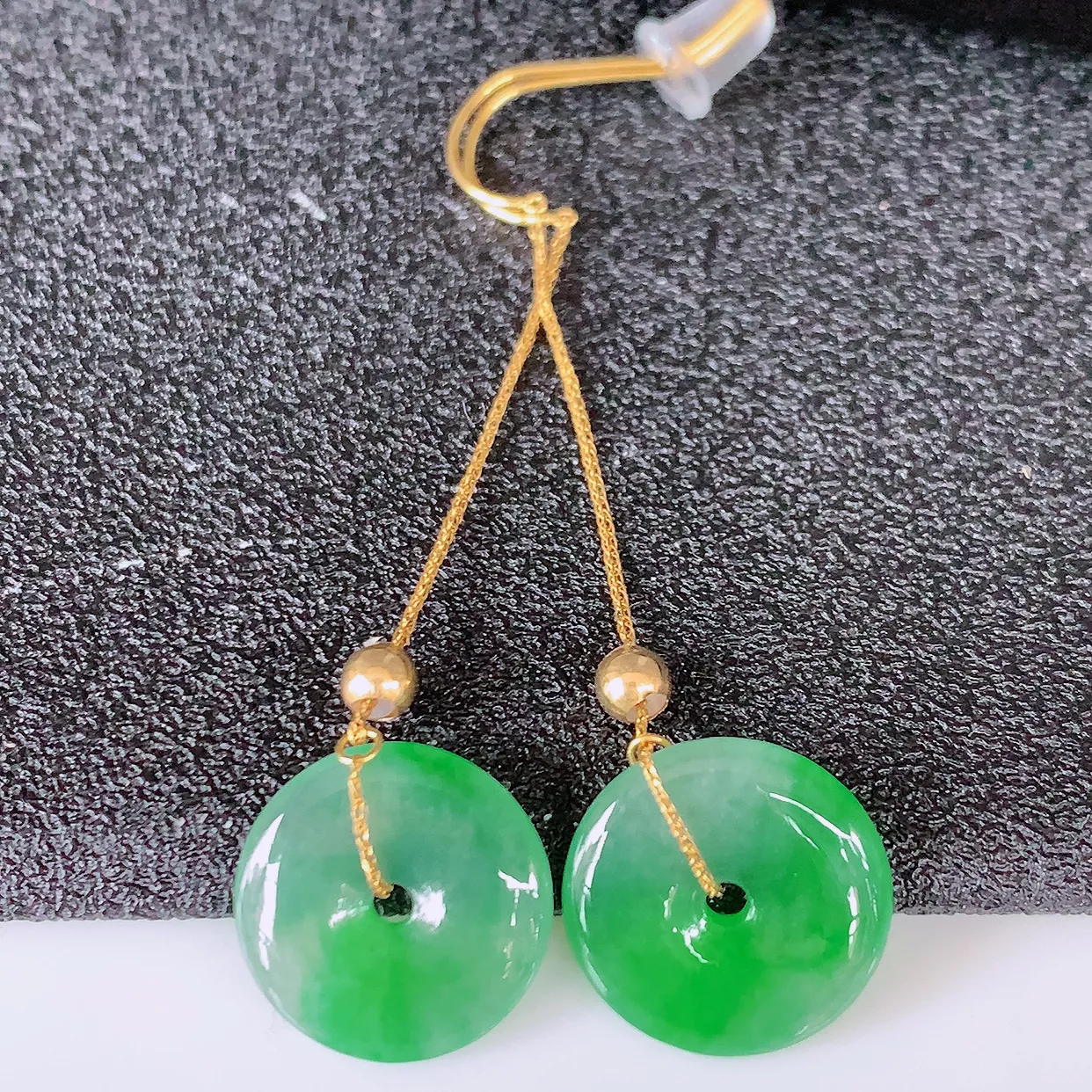 18k金镶嵌冰种飘绿翡翠平安扣耳坠，沁人心脾，耳坠佩戴效果大气出众，尽显气质。种水好，胶感足，颜相当