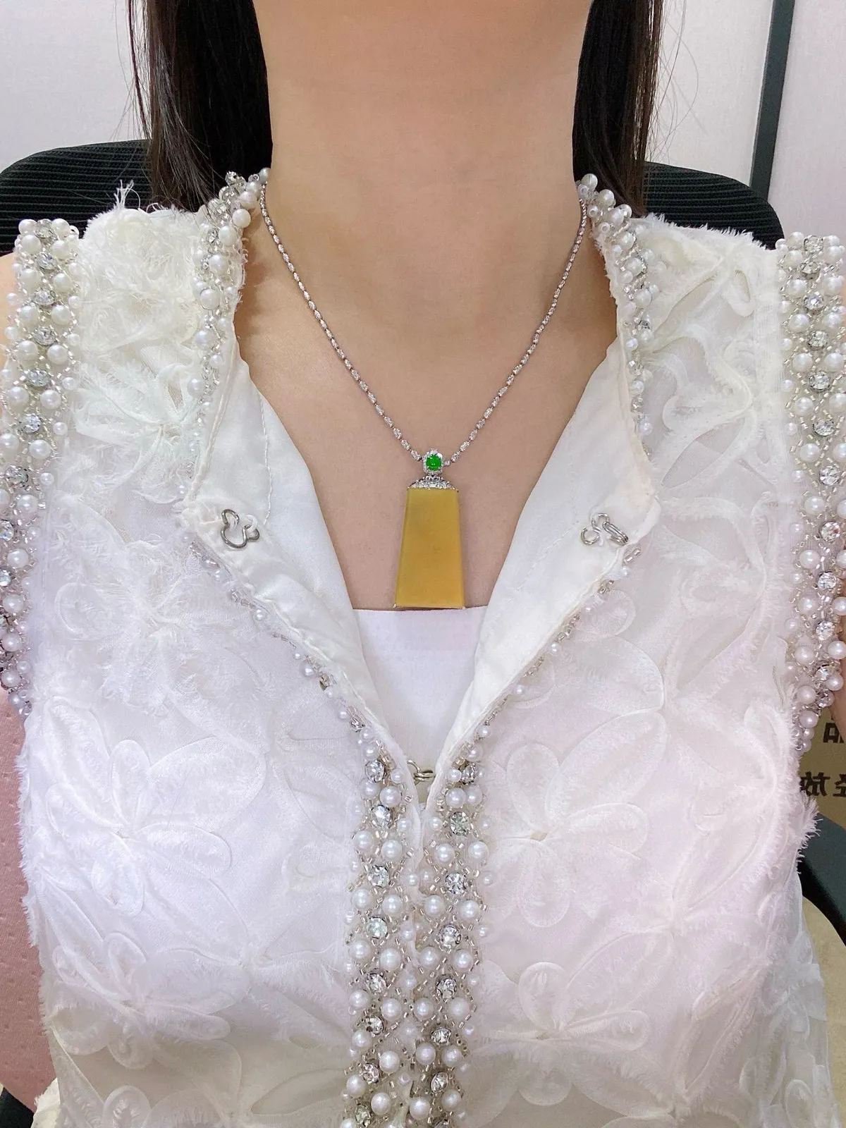 【冰种黄翡无事牌吊坠】质地细腻，冰润通透，晶莹闪亮。收藏品质，18k金钻镶嵌，裸石尺寸34.5*19.9*3.5毫米