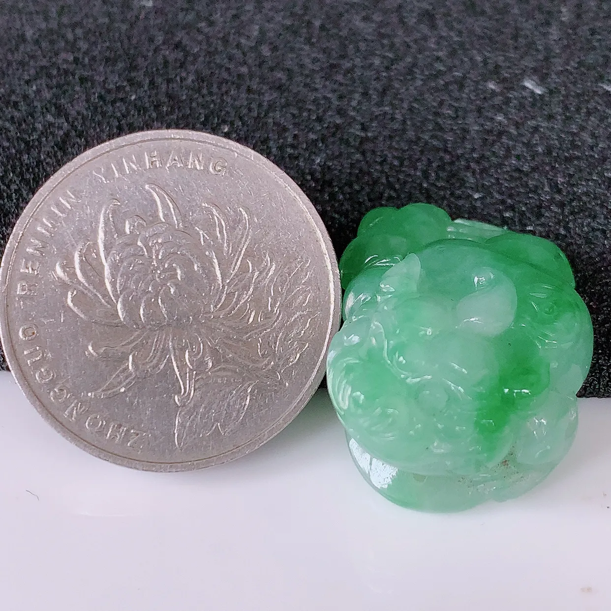 自然光实拍，冰润飘绿翡翠招财金蟾吊坠，种老水足，雕工精湛 ，寓意美好，佩戴时尚出众！#24.20