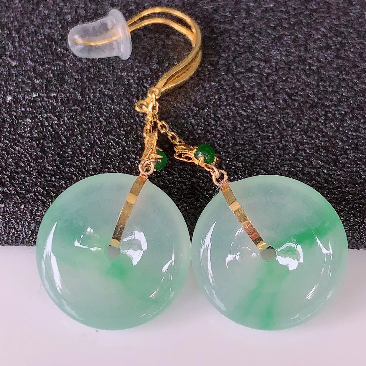 18k金镶嵌冰种飘绿翡翠平安扣耳坠，沁人心脾，耳坠佩戴效果大气出众，尽显气质。种水好，胶感足，颜相当漂亮，高性价比，值得入手品鉴！#41.20整体34.5裸石尺寸13.5*4.2