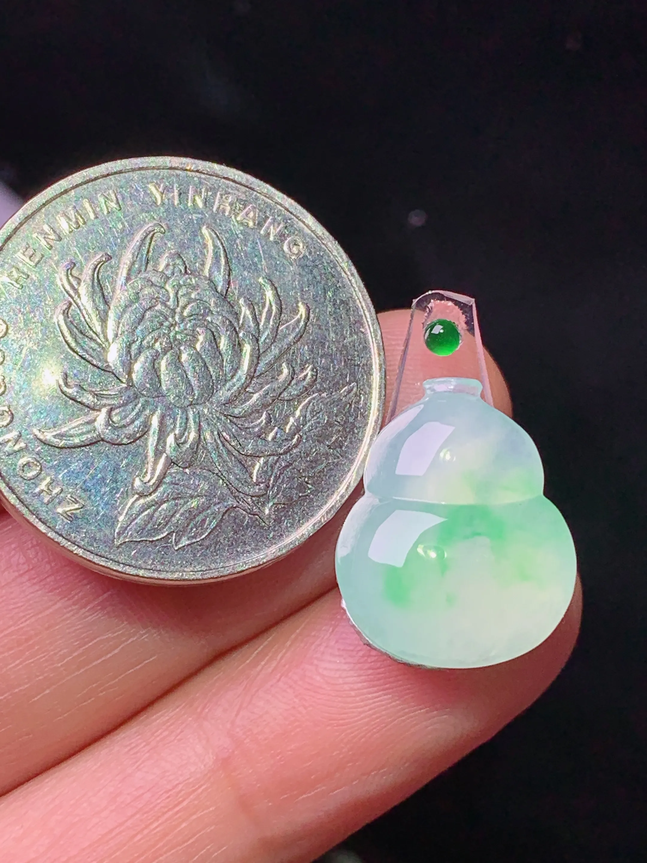 镶嵌款 飘绿葫芦 玉质细腻 色泽清新艳丽 整体尺寸16.3*13.3*4.5