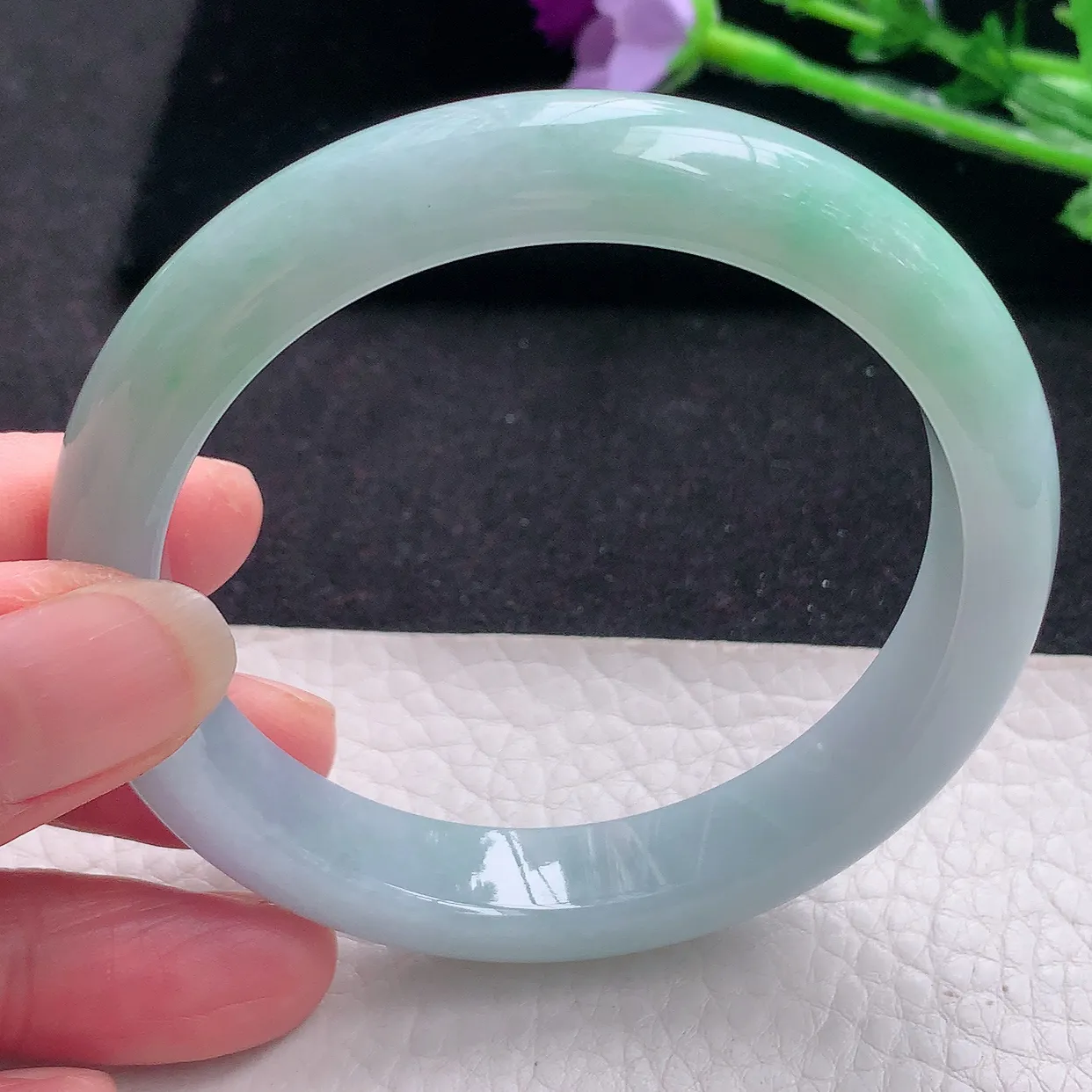 n自然光57*11.3*8.2平安镯 翡翠A货玉手镯胶感飘绿宽边玉手环