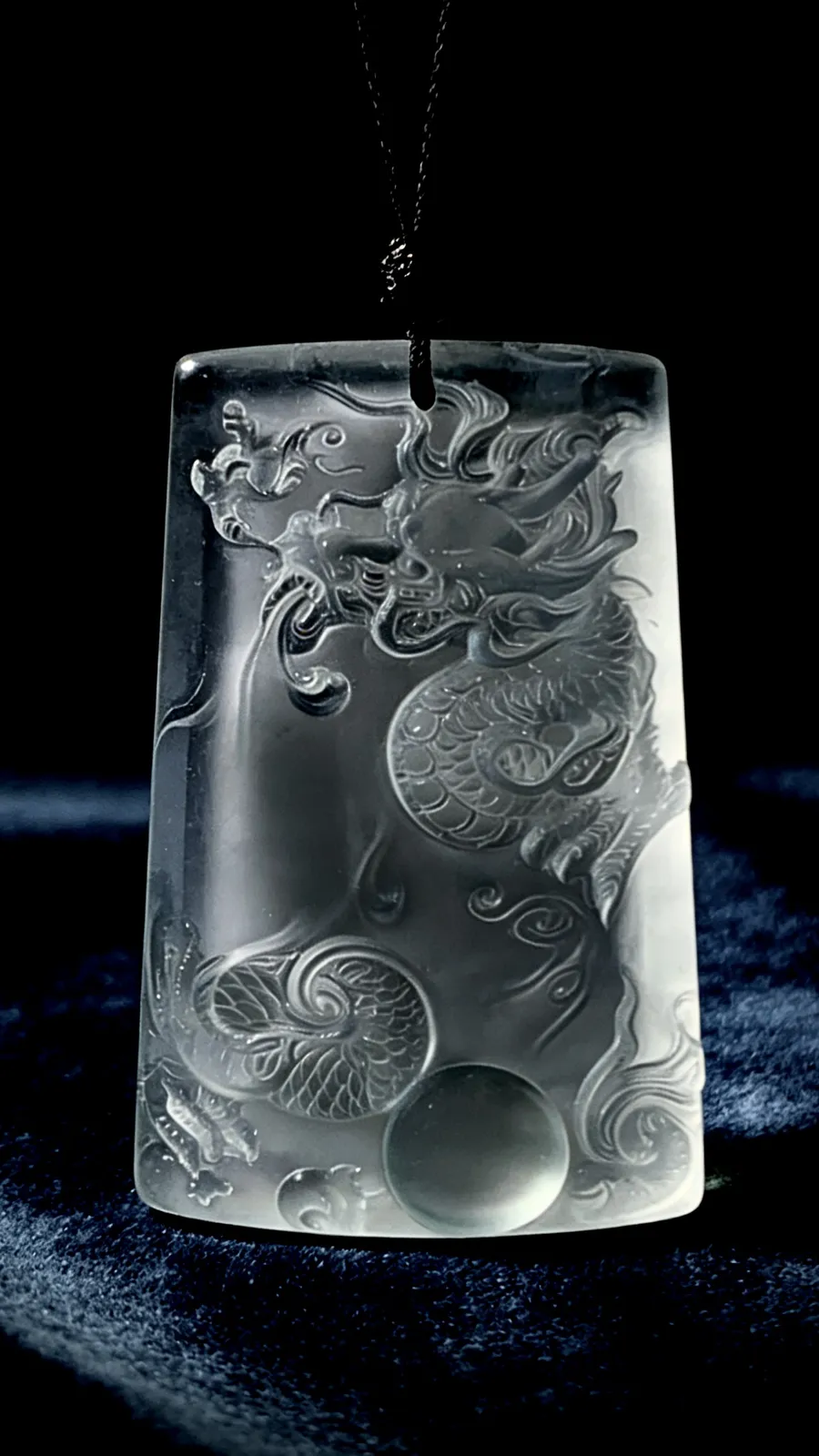 神龙护主，盛世龙腾。龙牌。
瑞禧玉雕艺术作品，
47.5-30.5-7.5mm，