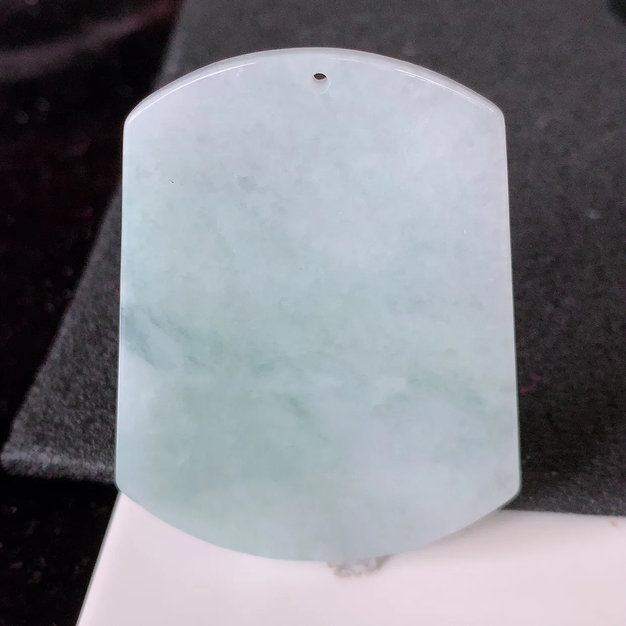 自然光实拍，冰胶淡绿翡翠平安无事牌吊坠，翠色灵动，种老水足，寓意好，品相佳，佩戴佳品！#60.20