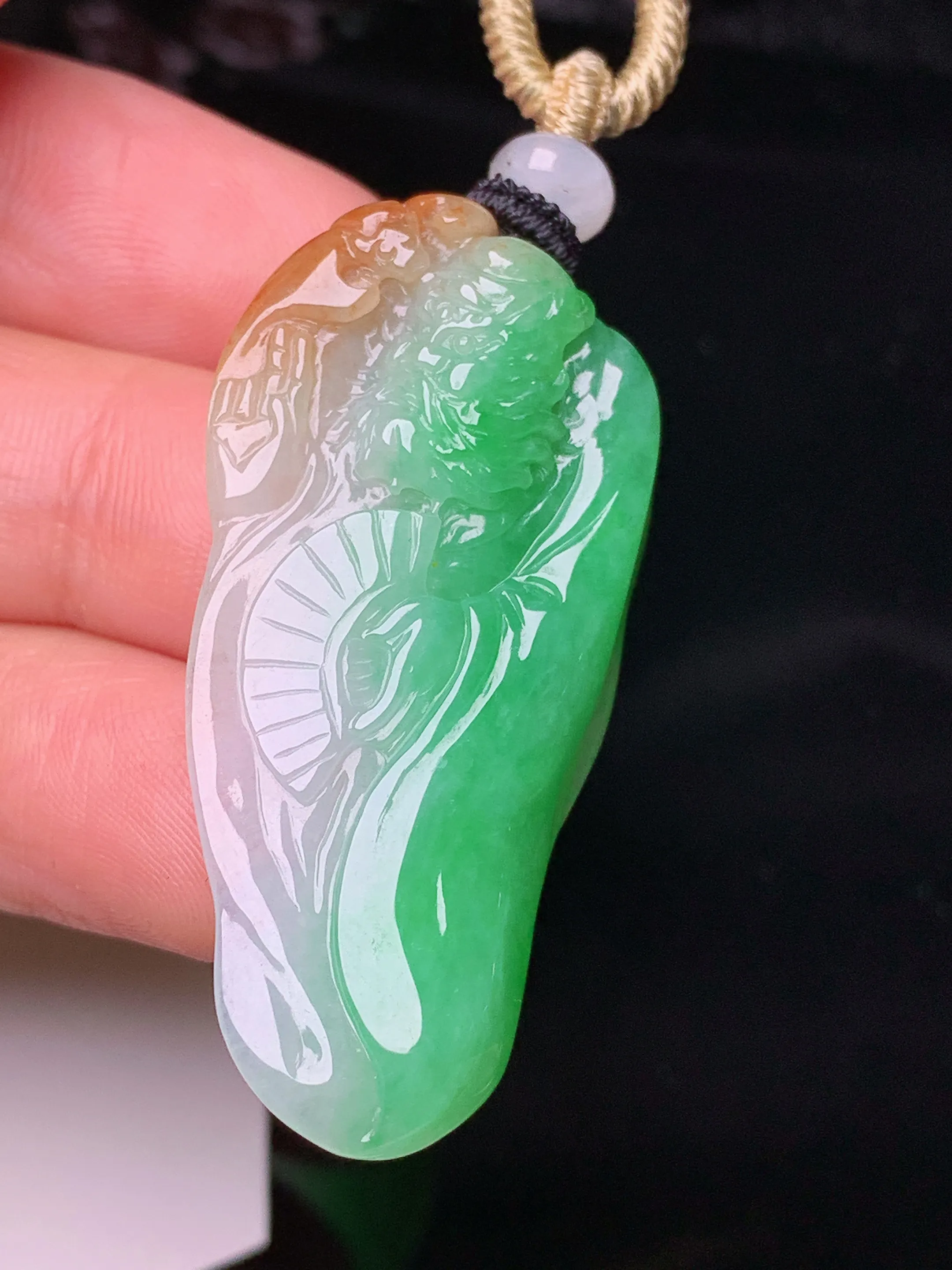 飘绿达摩吊坠 玉质细腻 色泽清新艳丽 整体尺寸42.7*20.8*6.8