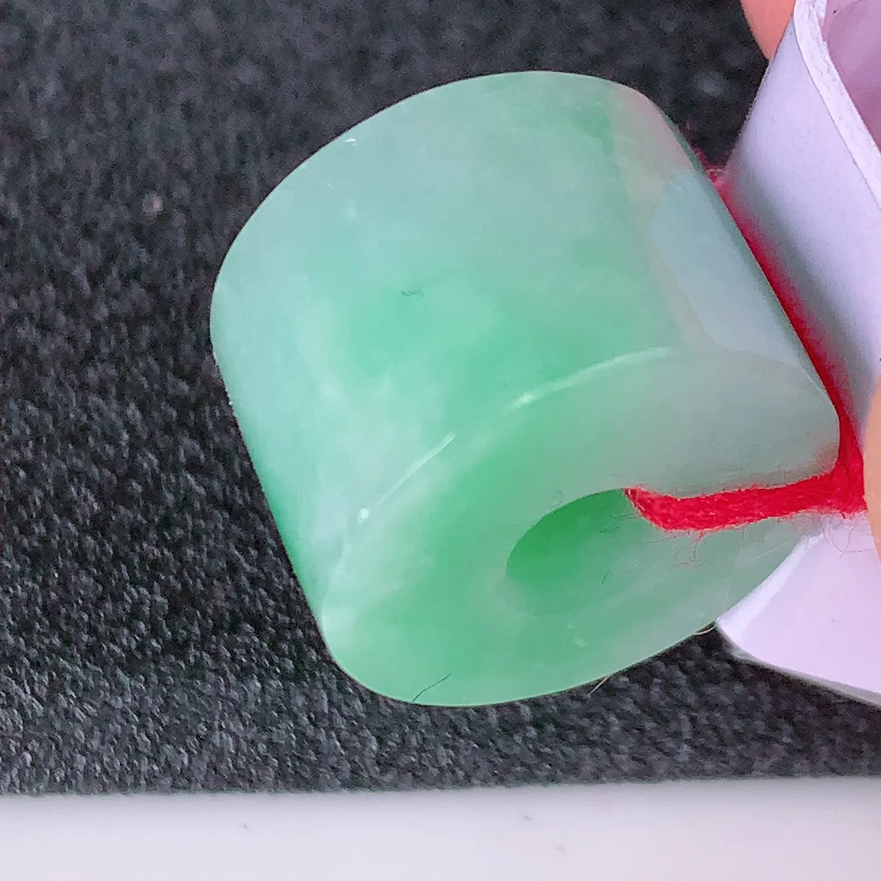 自然光实拍，水润飘绿翡翠路路通吊坠，寓意时来运转、财源滚滚，款式新颖时尚，日常百搭的款！配银链#39.20