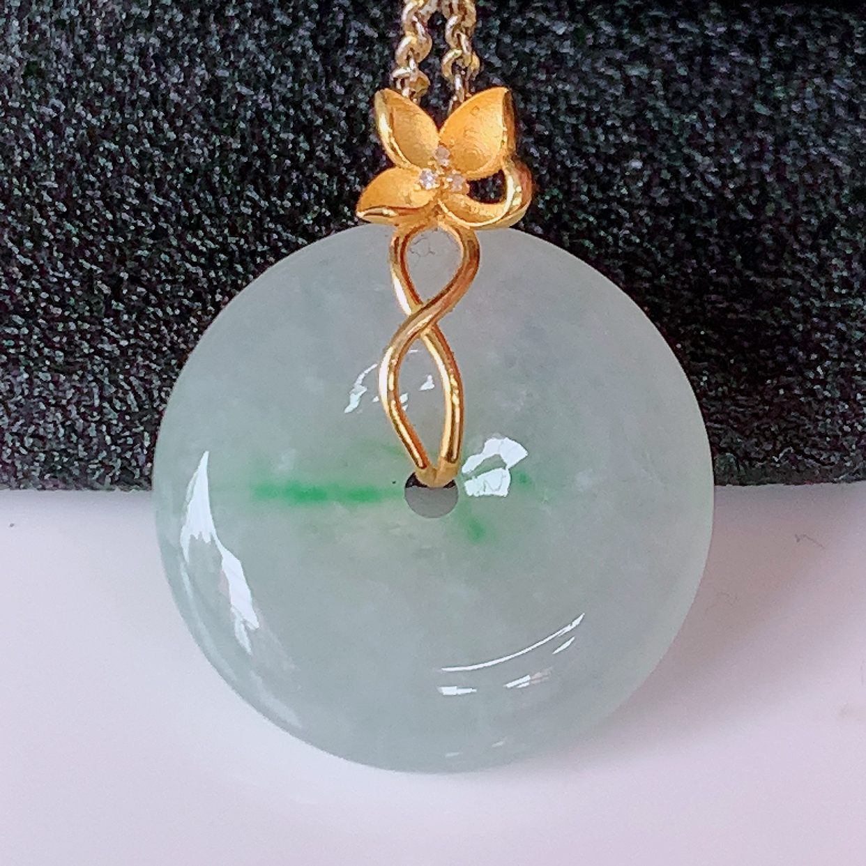 18K金镶嵌冰种飘绿翡翠平安扣吊坠，水润光泽，寓意平平安安，佩戴时尚漂亮！#1.20