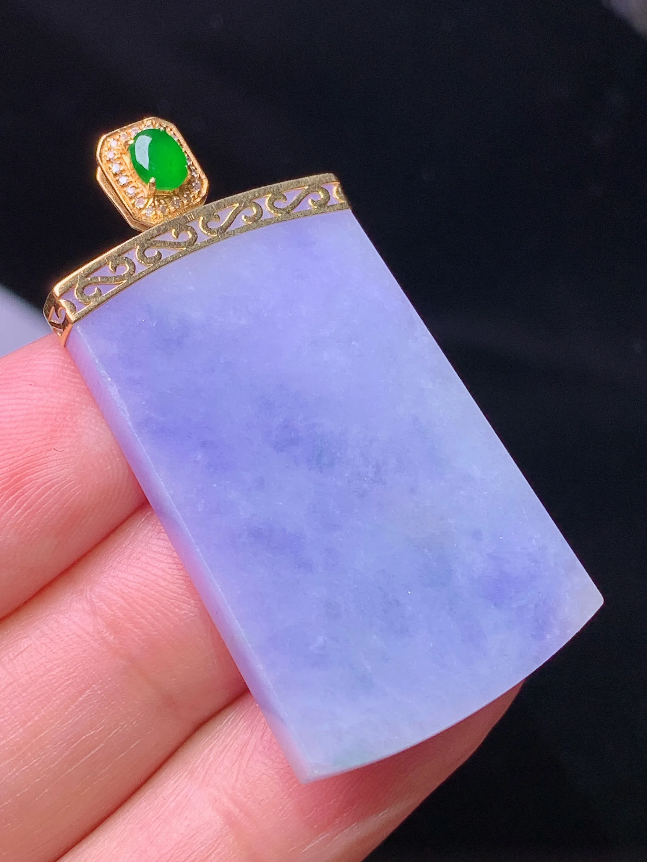 18k金钻镶嵌紫罗兰无事牌吊坠 玉质细腻 色泽清新艳丽 整体尺寸43.2*22.3*3.5