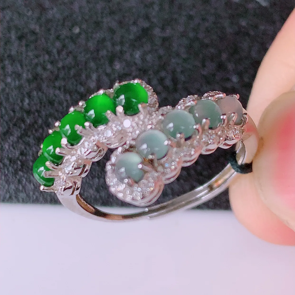 冰透满绿翡翠925银镶嵌戒指，自然光实拍，翠色灵动，颜色漂亮，种老水足，品相佳，佩戴佳品！#97.20（圈口可调大小）整体23*18.5*3.9裸石2.6*2.6