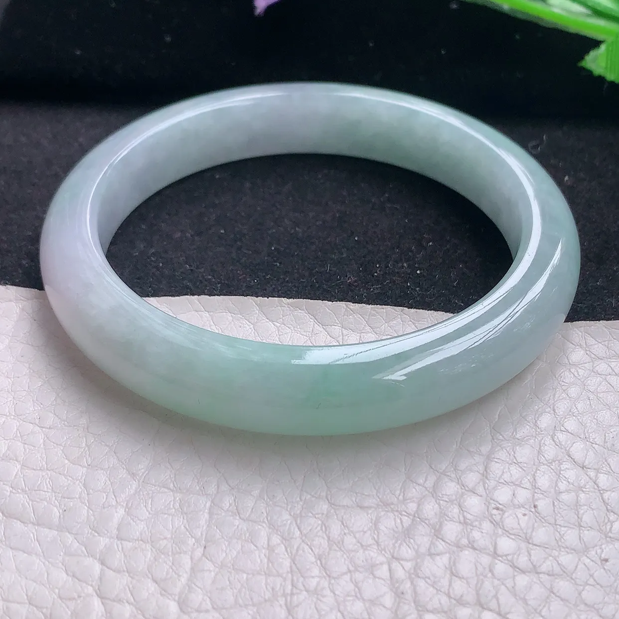 n自然光58*11*8.3平安镯 翡翠A货玉手镯浅绿清新宽边玉手环