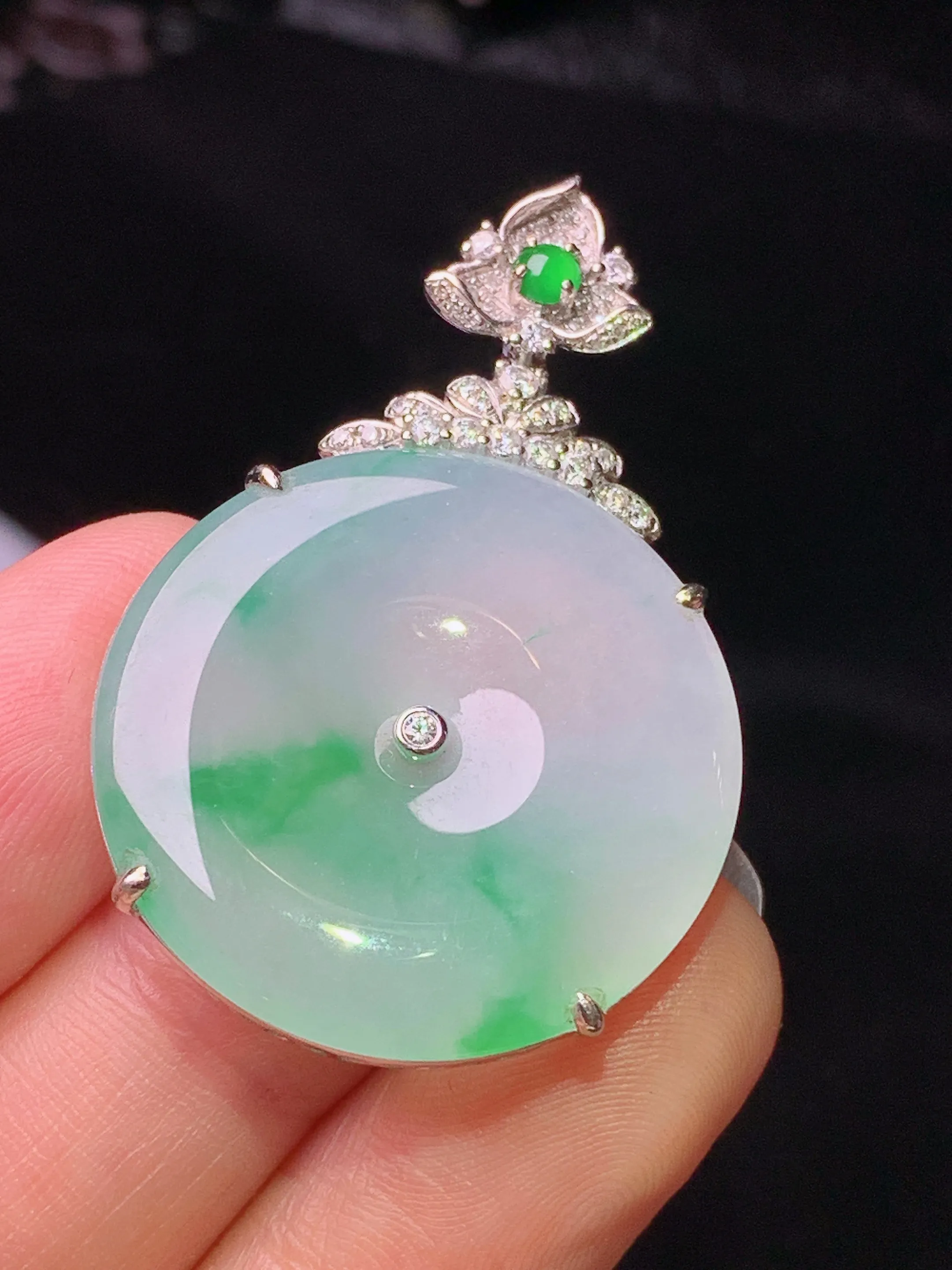 18k金钻镶嵌飘绿平安扣吊坠 玉质细腻 色泽清新艳丽 整体尺寸39.8*25.8*4.7