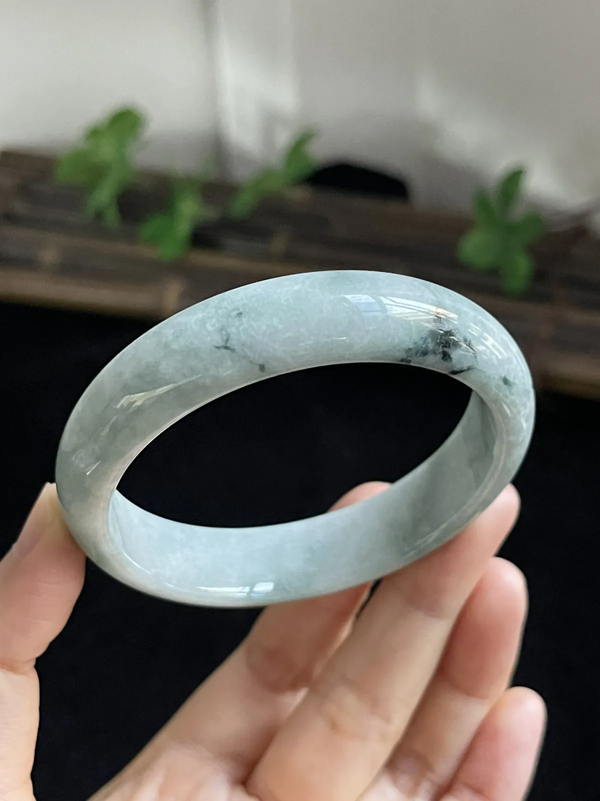 正圈57.2圈口，翡翠手镯，种老肉细，飘三抹绿花灵动漂亮