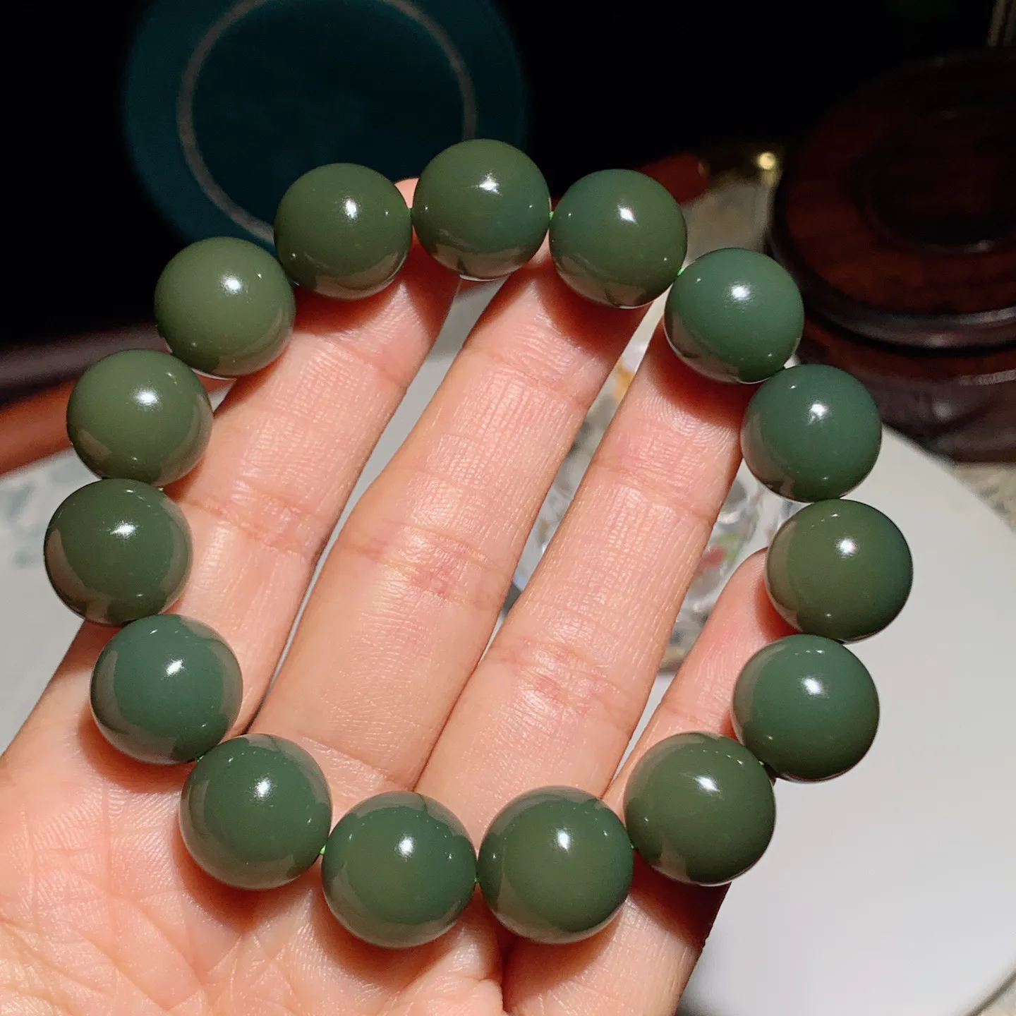 新疆和田玉塔青圆珠手串。单颗尺寸14重64.5克。玉质细腻油润。手推出油。佩戴高端典雅。lt2512