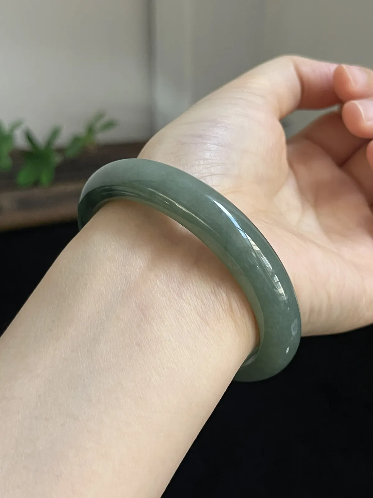 正圈56.5圈口，翡翠糯化种淡绿色手镯