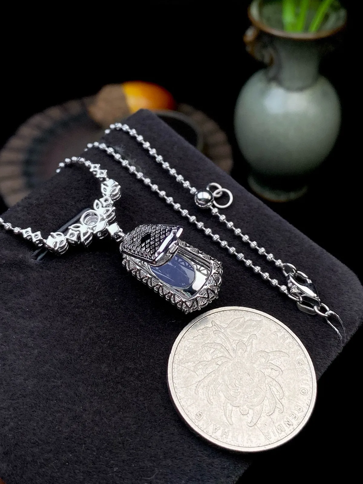 【冰种紫无事牌吊坠】质地细腻，光泽度不错，18k金钻镶嵌，裸石尺寸15.8*8.2*5毫米