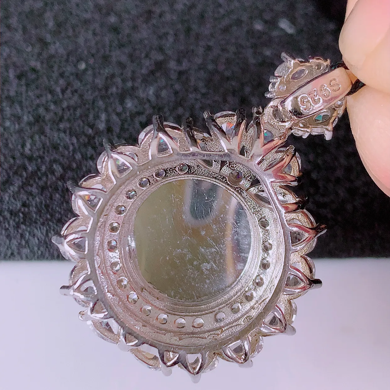 冰透满绿翡翠925银镶嵌平安扣吊坠，自然光实拍，翠色灵动，颜色漂亮，种老水足，品相佳，佩戴佳品！#97.20整体33*24.5-10裸石13.2-13.2