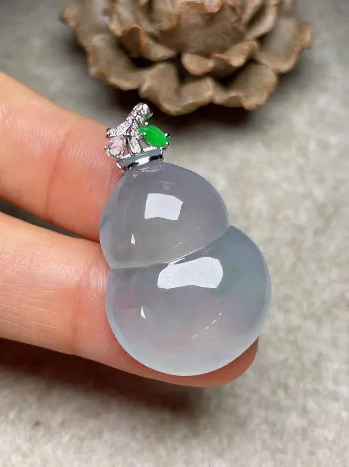 冰种葫芦吊坠、真金真钻镶嵌，种水好，玉质细腻 .裸石尺寸 28.5*20.6.