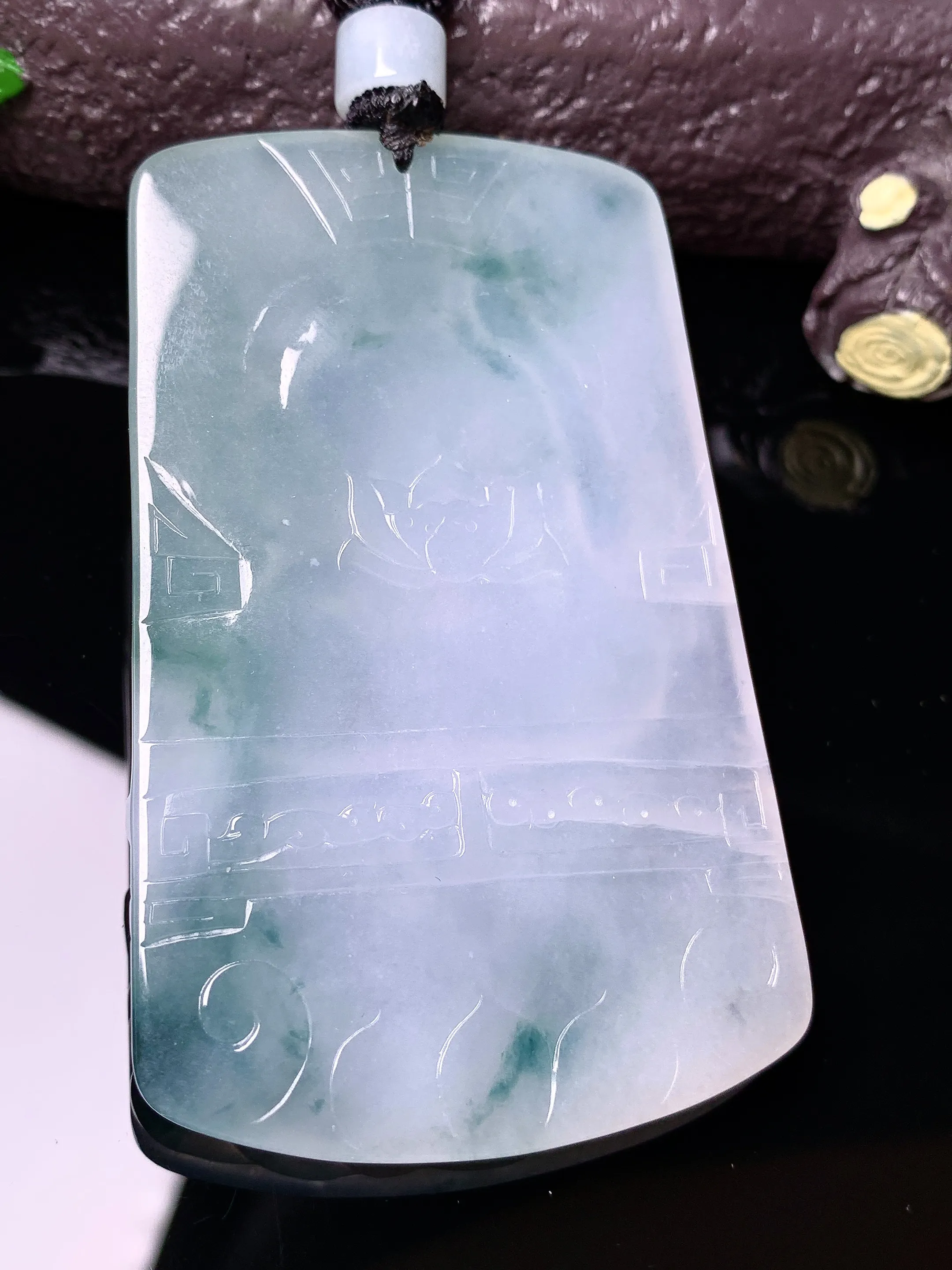 飘绿观音菩萨吊坠 玉质细腻 色泽清新艳丽 整体尺寸68.2*43.2*6