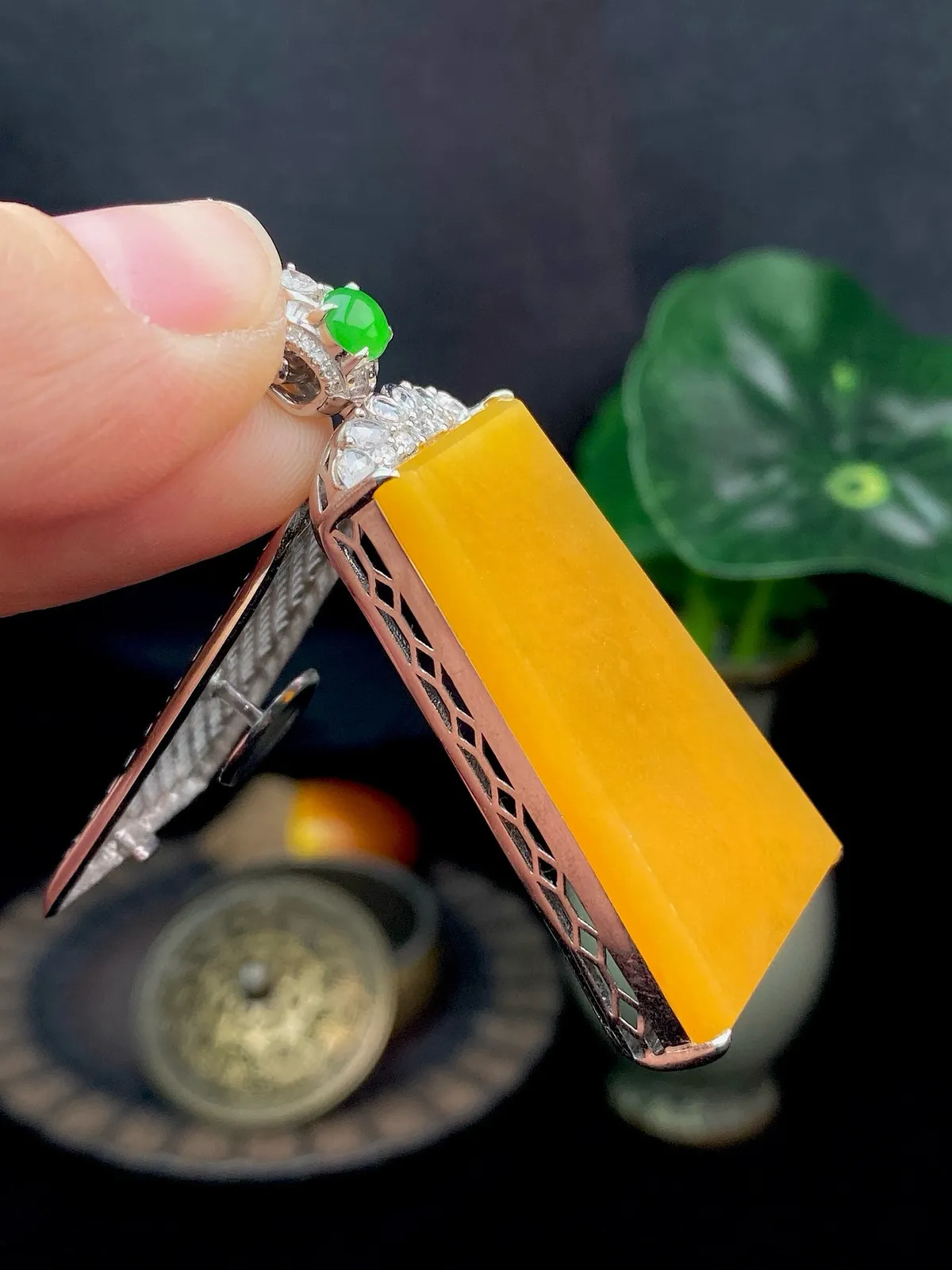 【冰种黄翡无事牌吊坠】质地细腻，冰润通透，晶莹闪亮。收藏品质，18k金钻镶嵌，裸石尺寸34.5*19