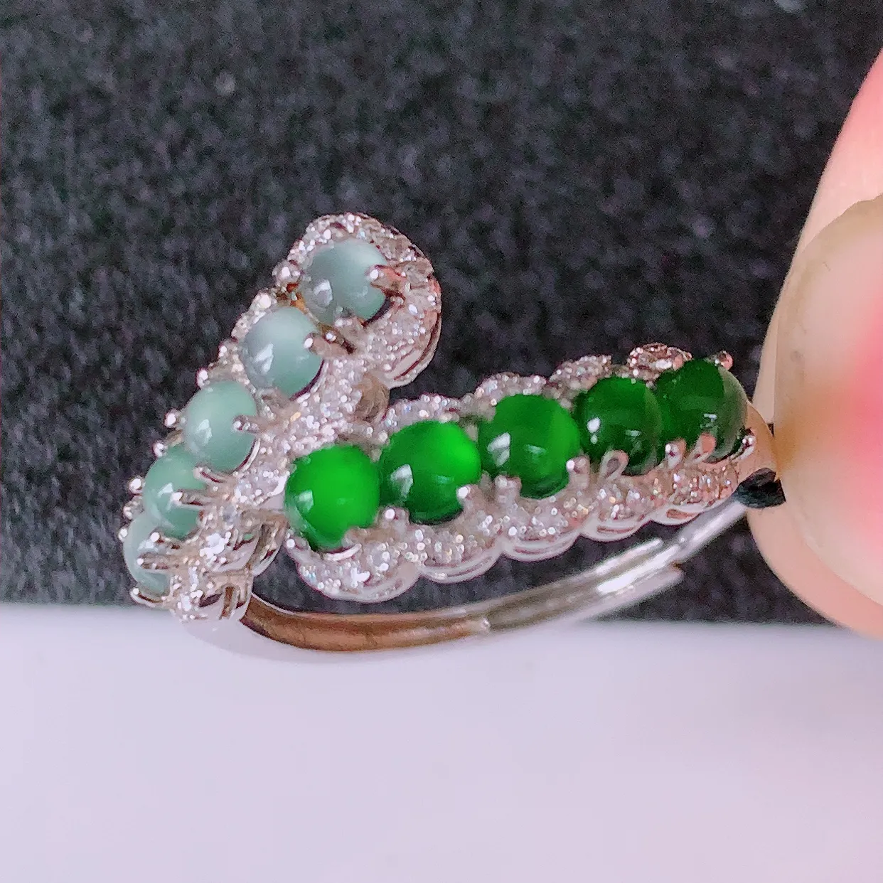 冰透满绿翡翠925银镶嵌戒指，自然光实拍，翠色灵动，颜色漂亮，种老水足，品相佳，佩戴佳品！#97.2