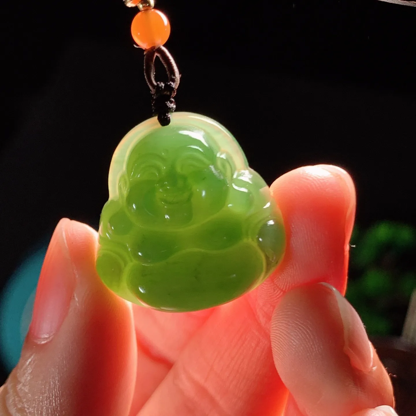 和田玉阳绿俄罗斯碧玉佛引福来挂件。尺寸25/25/7重10克。玉质细腻油润。手推出油。佩戴高端典雅。lt251220