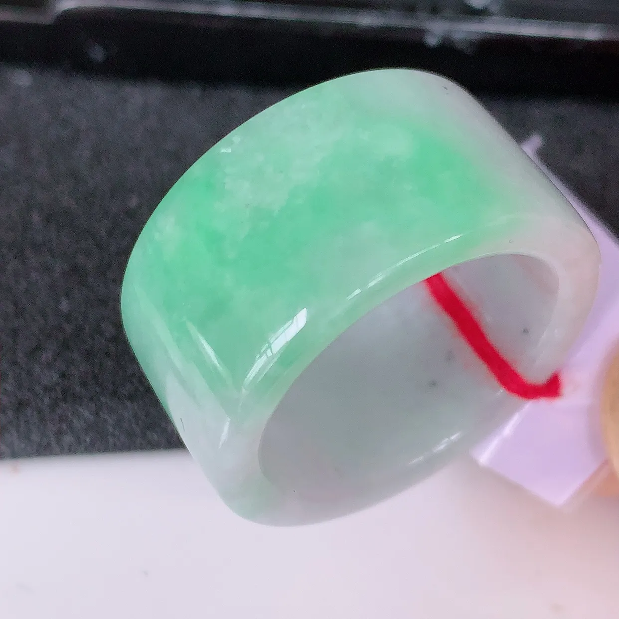 自然光实拍，21.3mm内径飘绿翡翠扳指，冰润指环，玉扳指，戒指，财源滚滚，玉质细腻起胶，27圈口，种水好！#39.20尺寸21.3*14.2-3.6
