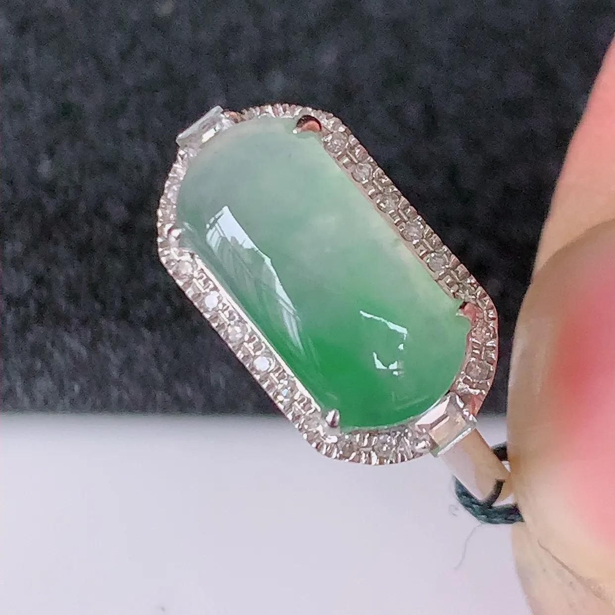 自然光实拍 18K金精工镶嵌冰种飘绿翡翠马鞍戒指，玉质细腻，翡翠色泽均匀，艳丽饱满，款式高贵大气，14圈口，上手亮眼，#00.20戒指整体23.8*17*6.5裸石11.8*5.5